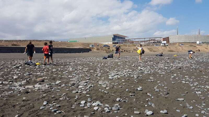 Imagen de archivo de una limpieza en la playa teldense de La Restinga, en Jinámar (Foto TA)